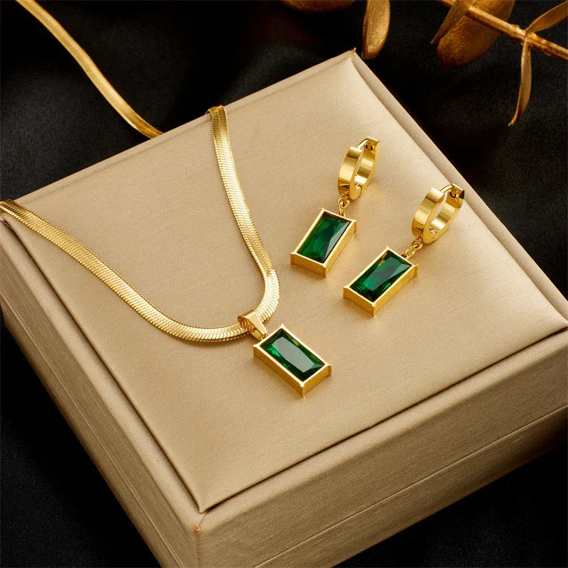 Luxury Blade Chain Of Emerald Zircon Pendant